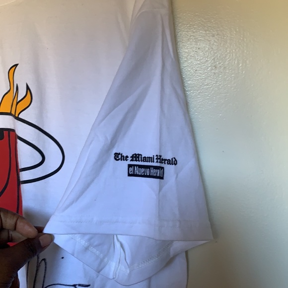 🎉3X HOST PICK🎉 Alonzo Mourning Autographed Miami Heat T-Shirt - Picture 5 of 7